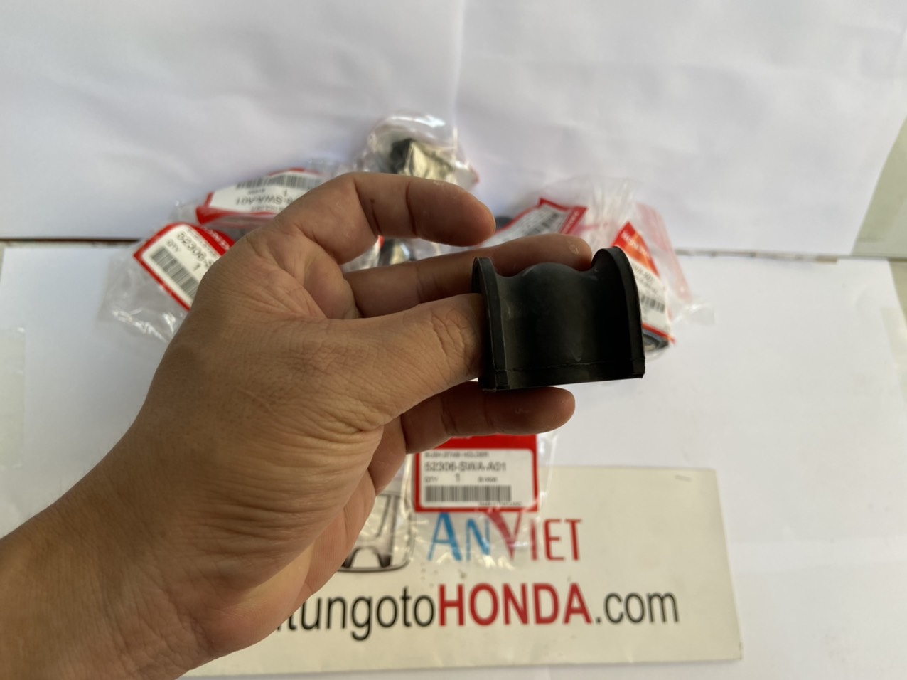 Cao su ốp cân bằng sau xe Honda CRV